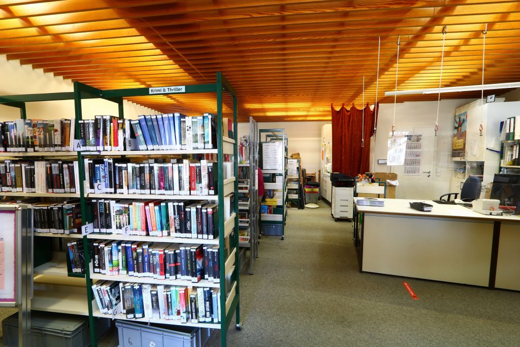 Blick in die Bücherei vor der Renovierung März 2021
