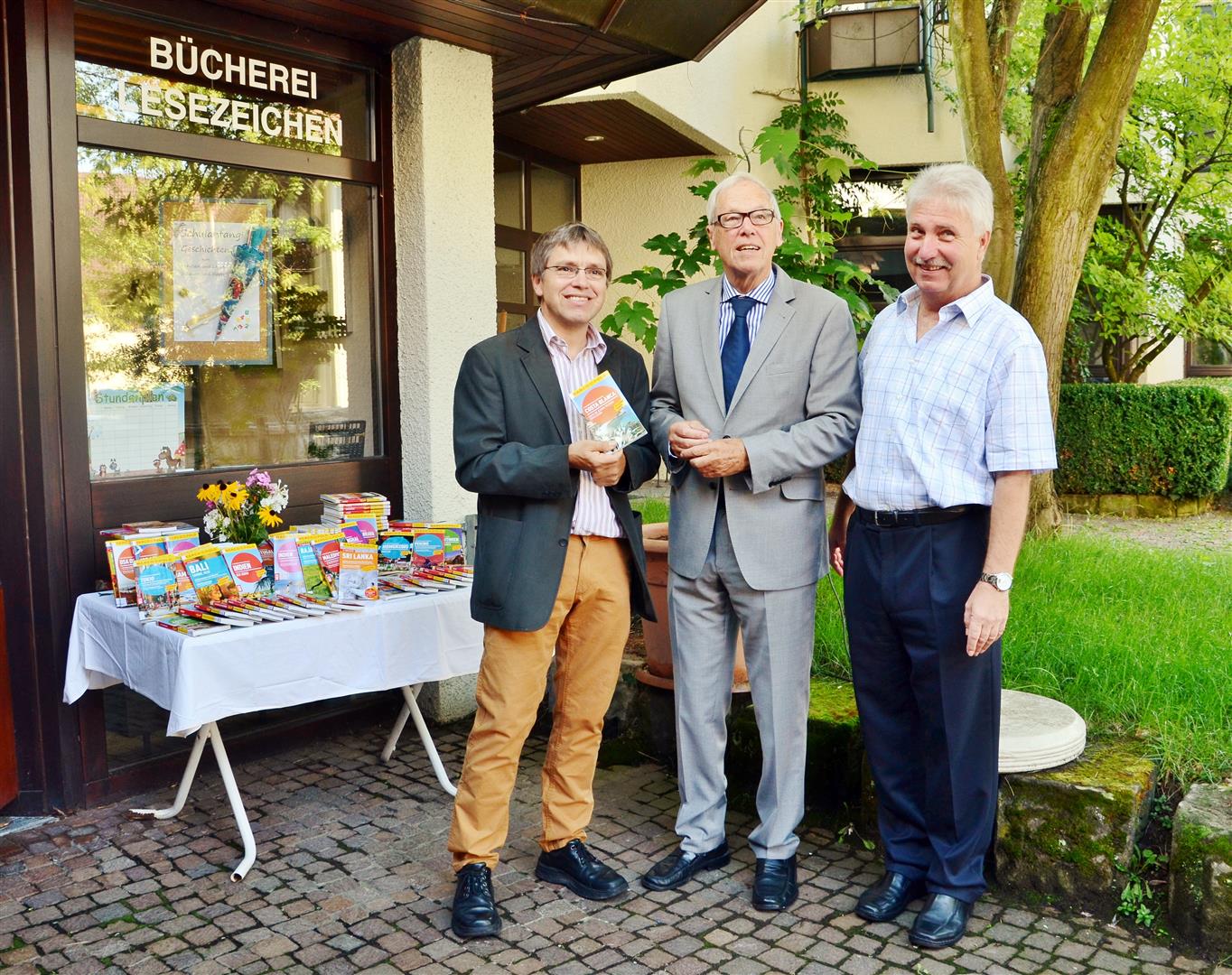 Von links: Jürgen Beck-Bazlen (Bücherei Ruit), Dr. Volkmar Mair (Verlag „MAIRDUMONT“), Wolfgang Speiser (Bücherei Ruit) bei der Übergabe der ersten „Marco Polo“ Reiseführer